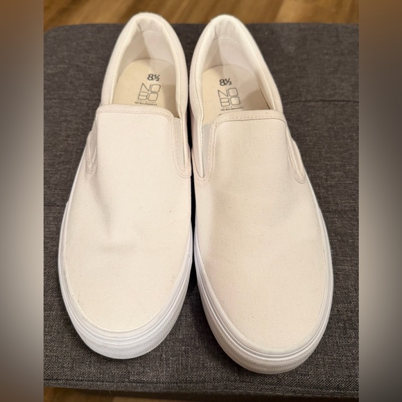 Pre-loved No Boundaries women's canvas slip-on sneakers in white, size 8.5 - Picture 2 of 5